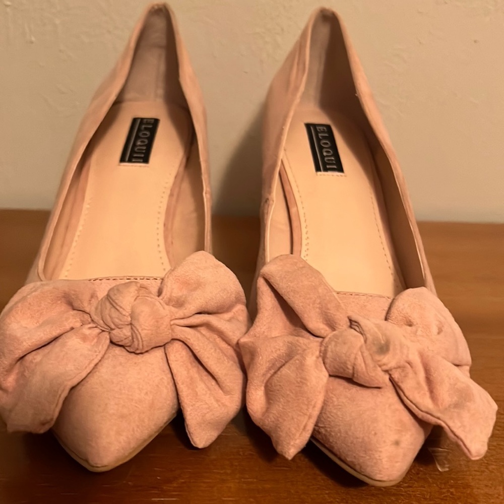 Like new pink bow heels. Size 8W